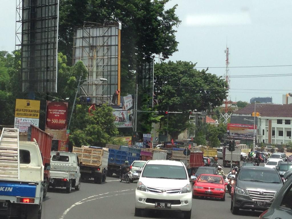 RidaUlin's tweet photo. Konvoi truk demo bikin semarang mendadak tersendat, jl pahlawan ditutup. Ada petugas @RadioElshinta @SonoraFM92 http://t.co/dodQXNHMYU
