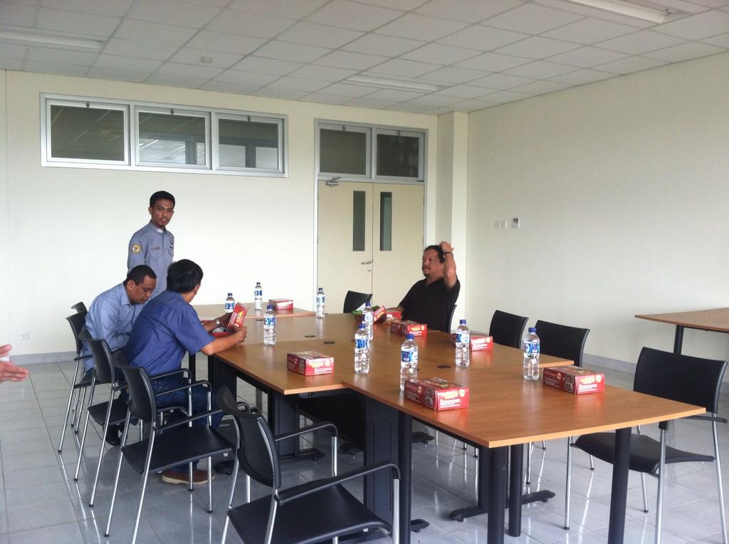 Jam istirahat tim penilai sambil menyantap hidangan yg di sediakan panitia