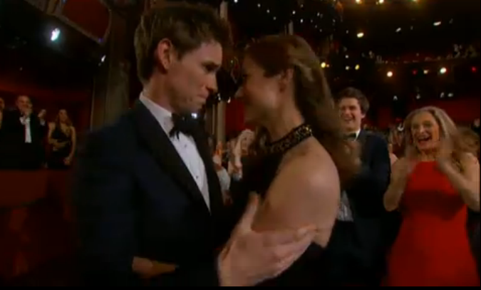 el_pais's tweet photo. Eddie Redmayne, mejor actor #Oscars2015: "Es de Stephen Hawking, yo soy su custodio" Directo→ http://t.co/5JxfW8mipF http://t.co/e1ZN1L5ka4