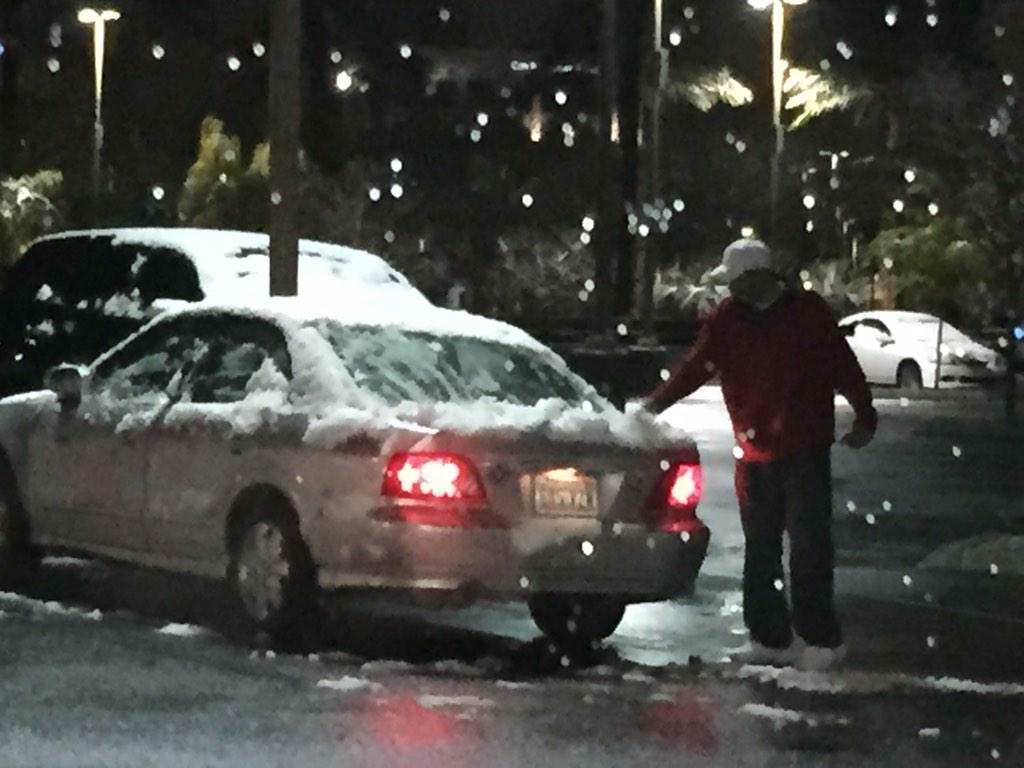 Brad88ford's tweet photo. Rare sight in#vegas snow. @WakeUpWagners @VegasMyNews3 http://t.co/AhIHvXhhR4
