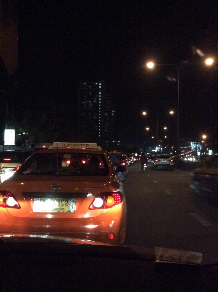 boyboypun's tweet photo. วิ่งมาจากแยกอโศก มุ่งหน้าแยกพราม4(คลองเตย) ติดที่สุด ไม่ปล่อยเลย http://t.co/pTHUwXBkAJ