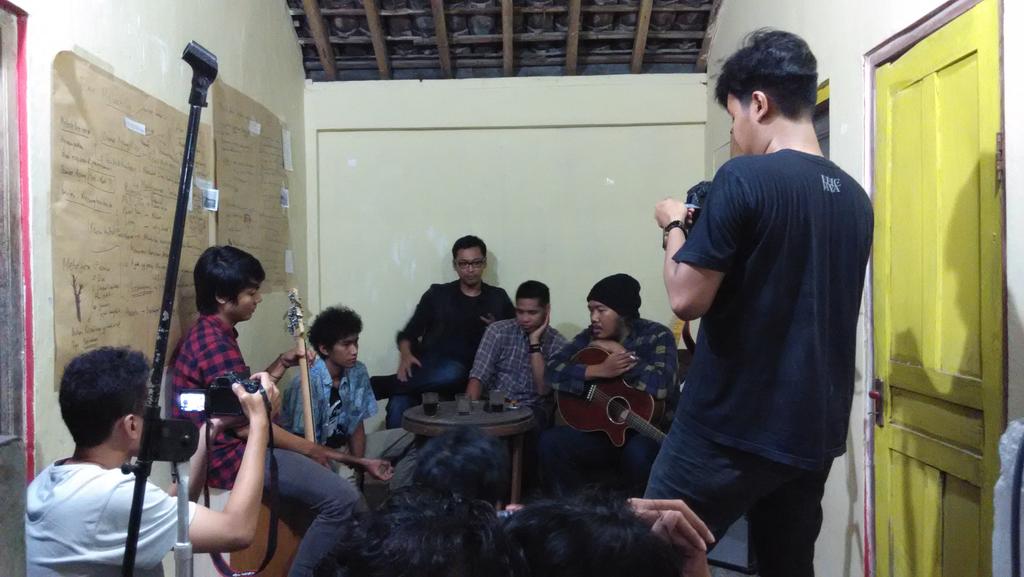 Proses interview kolaborasi #JalanPulang dengan perupa Gilang Nuari di Rumah Layar Maya #MERUANG