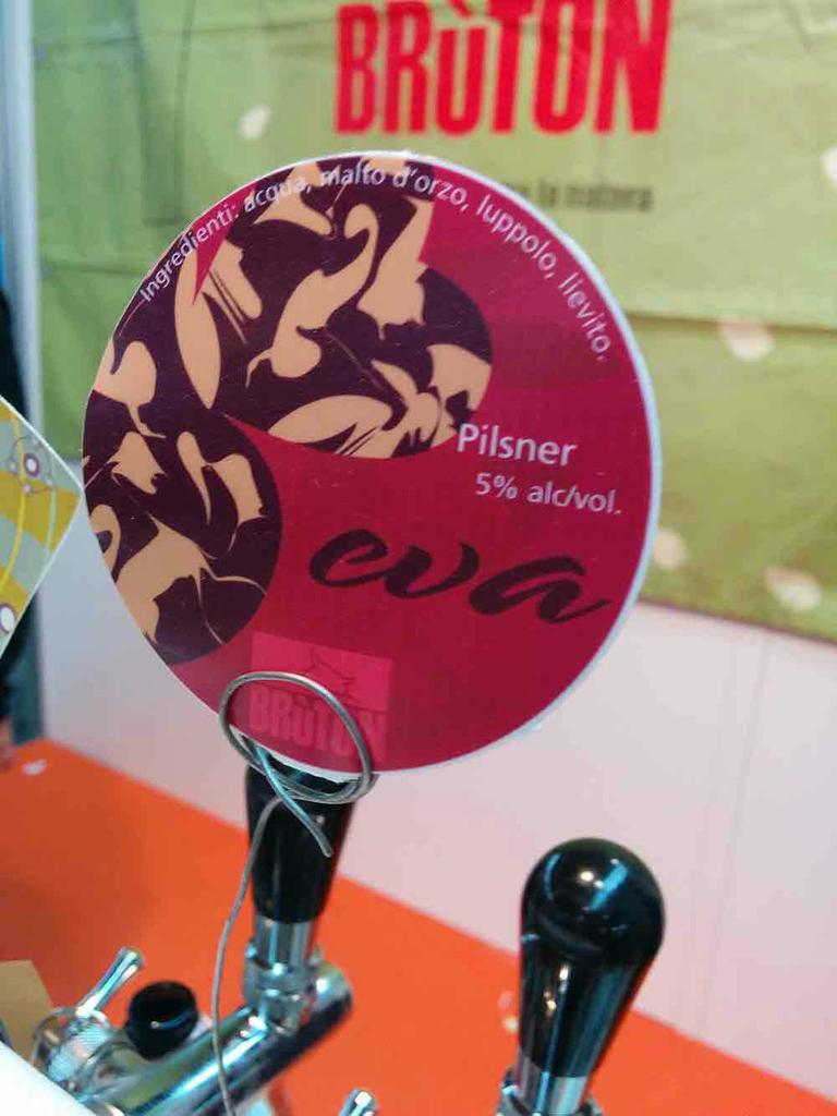 #Eva, la Pils di <a href="/BirraBruton/">Birra Brùton</a> alla spina @BeerAttraction. Leggi la news su <a href="/Beer_beez/">BeerBeez</a>!
