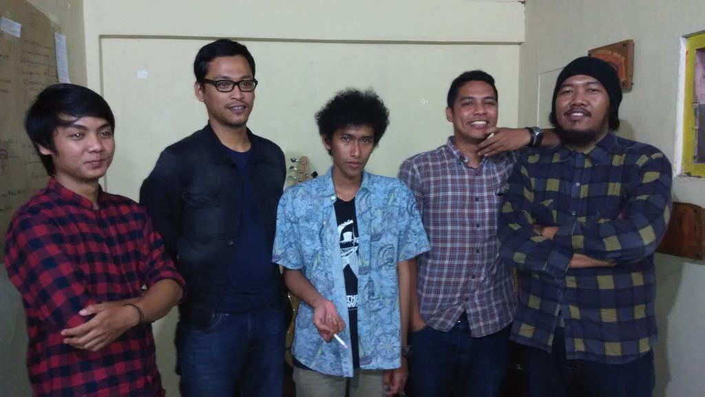 Sesi foto bareng #JalanPulang dan perupa Gilang Nuari (tengah) At Rumah Layar Maya #MERUANG #LayarMaya