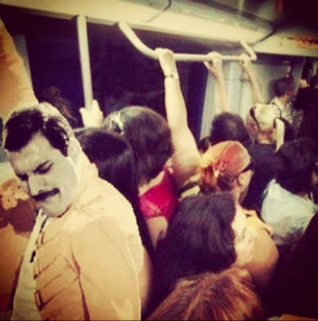 GrupOrion's tweet photo. #Freddie #Mercury #Metro ile #Wembley #Arena #konser ine giderken görüntülenmiş. #HerYerdeMetroHerYereMetr #Orion http://t.co/Gwgeemer0t