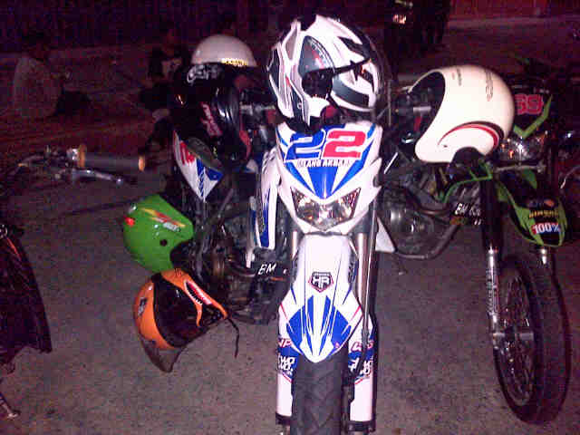 krackerriau's tweet photo. Mana mungkin motor ketua jadi penitipan helm:p"@gilangakbar22: Siapa ketuanya? Kalau gak salah ketuanya tu yang http://t.co/Ae6idZ6e7R