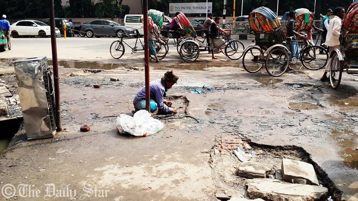 dailystarnews's tweet image. Miscreants set fire to bus in front of Petrobangla Bhaban at Karwan Bazar, #Dhaka ow.ly/JulP8 #BDpolitics