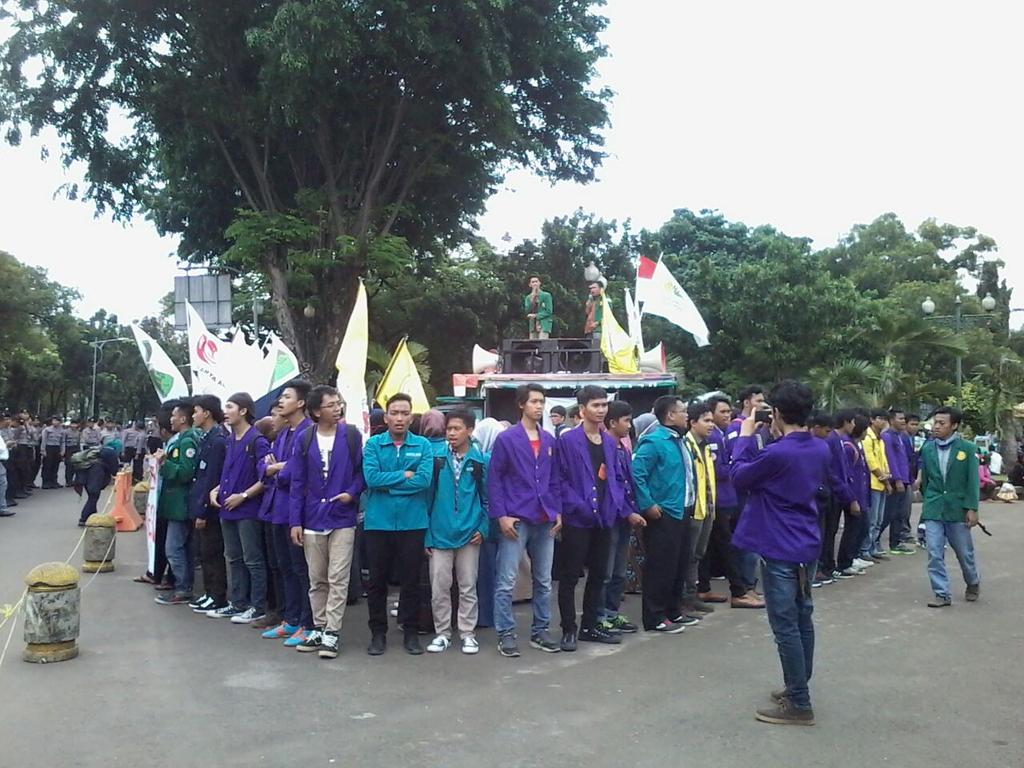 Suasana aksi di depan Istana Negara. Hidup Mahasiswa !!! <a href="/BEM_IMAKA/">BEM IMAKA GELORA AKSI</a> <a href="/RasokiMartua18/">Rasoki Martua L</a> @daman_sutiawan