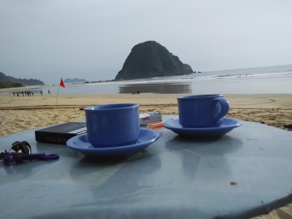 Ngopi dulu gaess biar tenang :) #pulaumerah #banyuwangi
