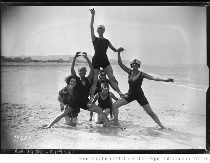 kamone_duck's tweet image. 1922 : Baigneuses essayant d'écrire LOL sur une plage de Deauville #Instafail via @GallicaBnF gallica.bnf.fr/ark:/12148/btv…