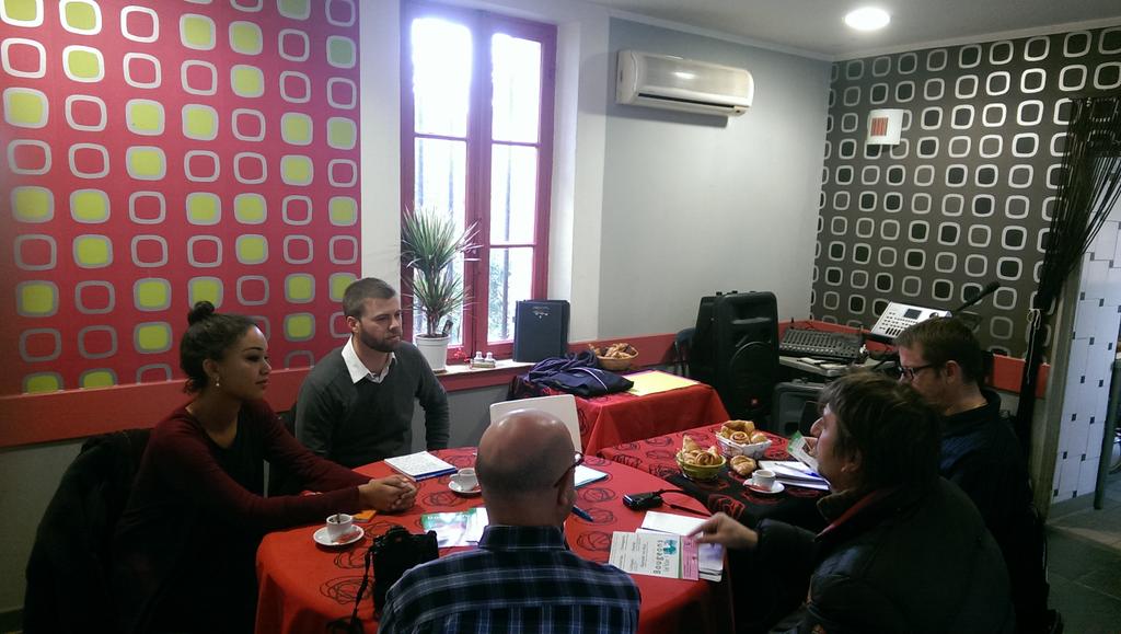Café politique autour de @jessicagerondal et @OlivierAndrau #departementales2015 #LaSeyne #SixFours