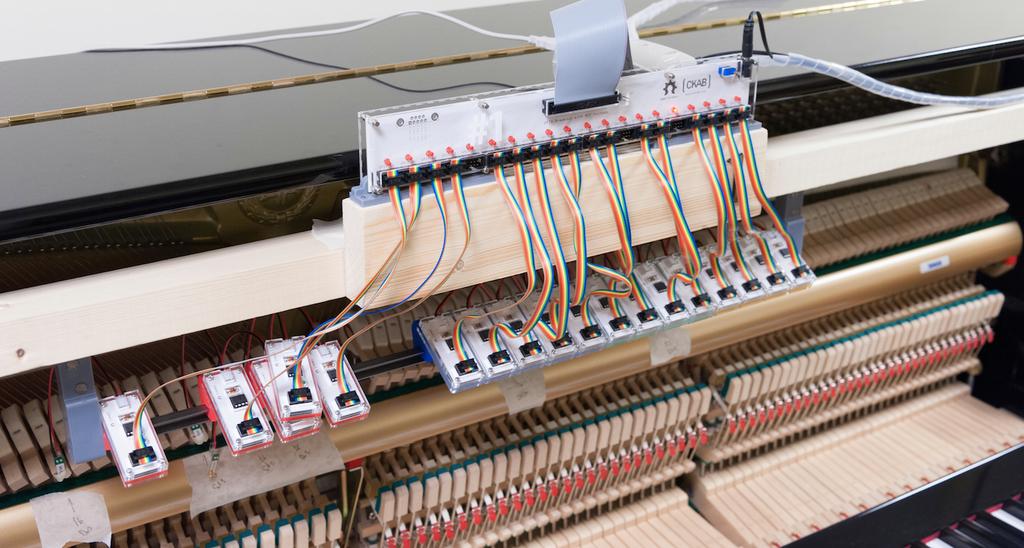 RatZillaS's tweet photo. Hacker adoucit les moeurs!Cyril Chapellier de @hackabledevices détourne un piano #SoundFighter http://t.co/LRbGBEjsCU http://t.co/lM4V9IGD1b