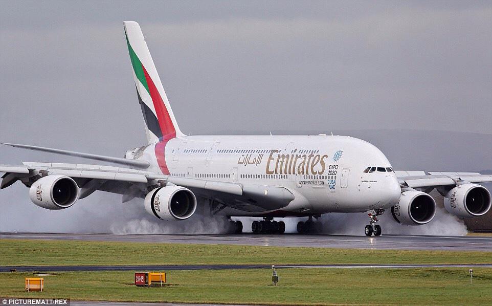 A380 aterrizando con viento cruzado en Manchester crosswind landing in Manchester