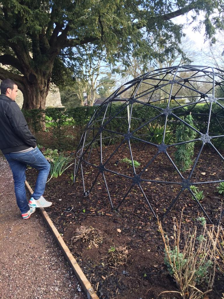 y la tienen en una jaula.. #STOPREPRESIÓN