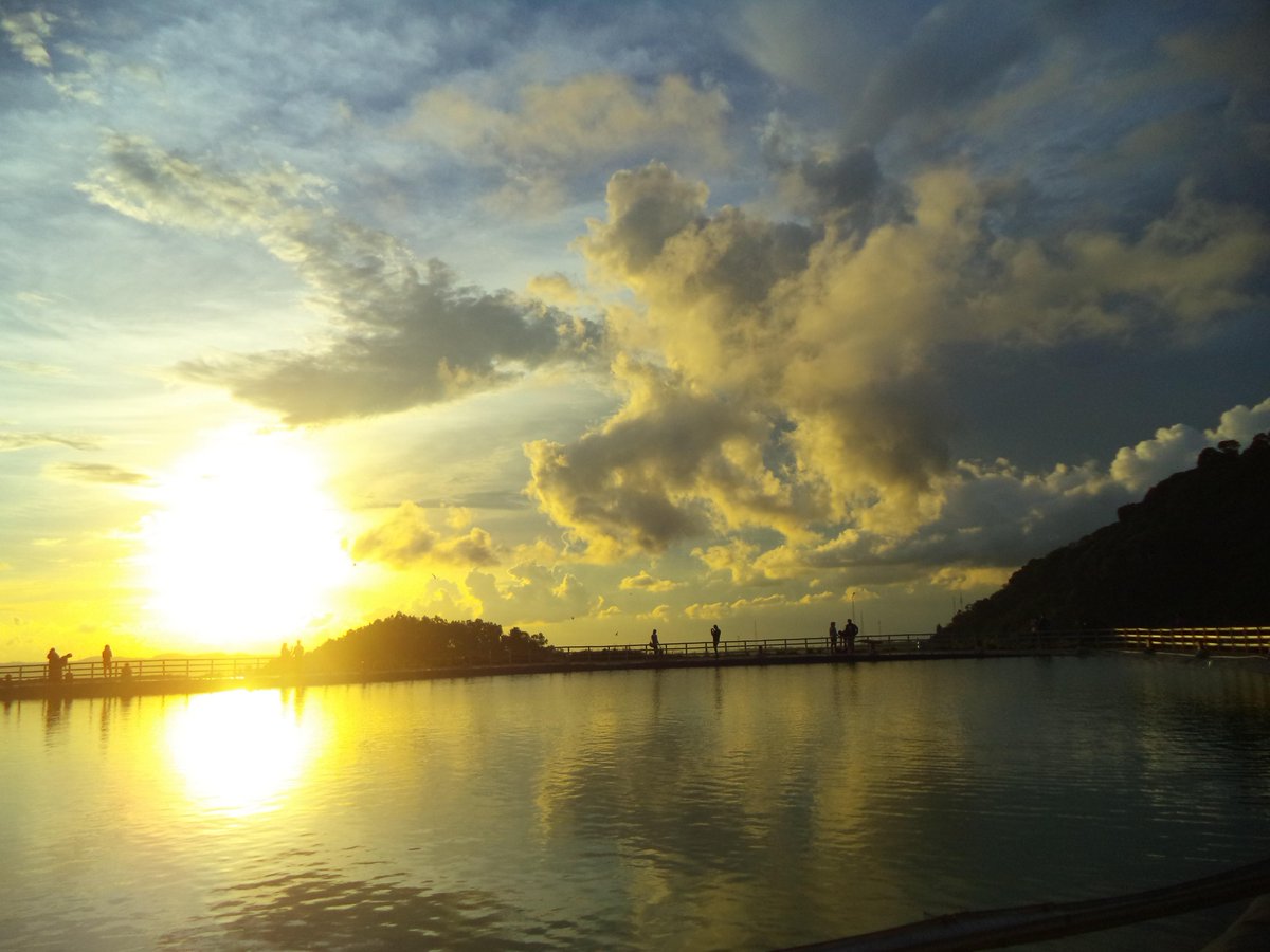 Etis_Mbem's tweet photo. "@YogyakartaCity: #Jogja @Budikusriyanto: Menikmati indahnya sunset di Embung Nglanggeran ~ @YogyakartaCity http://t.co/tOG74GVFcj"