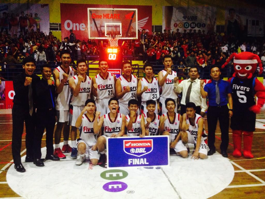 DBL_BOGOR's tweet photo. End GAME | BOYS | SMAN 5 BOGOR (63) - (62) SMA MARDIYUANA #HondaDBL2015 #DBLBogor http://t.co/ydxugehhFW