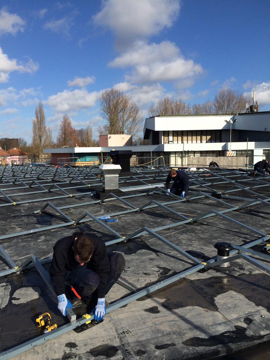 Weghorst3's tweet photo. Vandaag @Zonneplan en @Weghorst3 zonnepanelen plaatsen Noorderparkbad in Amsterdam. http://t.co/D1If0vNdTM
