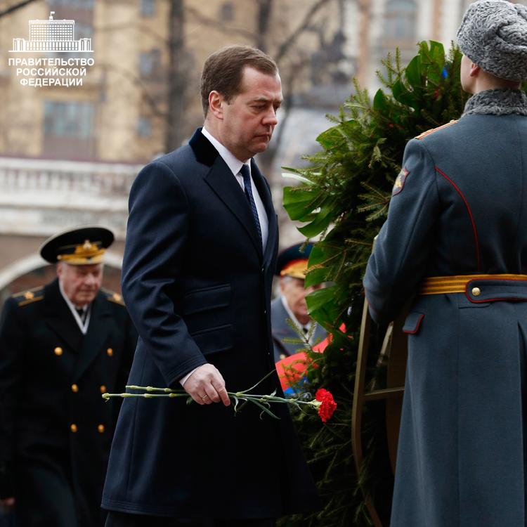 Pravitelstvo_RF's tweet image. В День защитника Отечества Дмитрий Медведев принял участие в церемонии возложения венка к Могиле Неизвестного Солдата