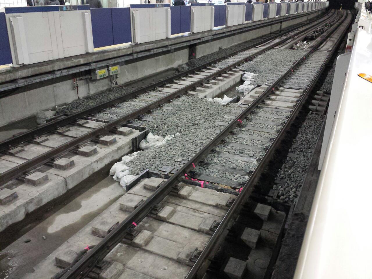 トミー 日吉駅の目黒線スラブ軌道になぜかバラストが撒かれています Http T Co Nztnx5kwuj Twitter