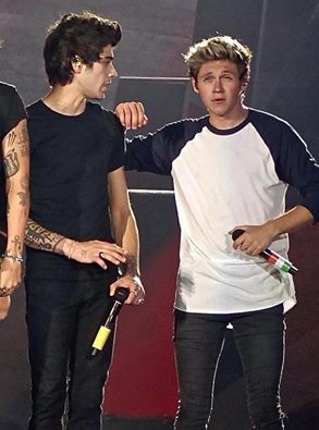 delicatelivie's tweet image. Poste fotos dos seus crush e marque 10 pessoas pra fazer o mesmo com a tag #VoteOneDirection #KCA