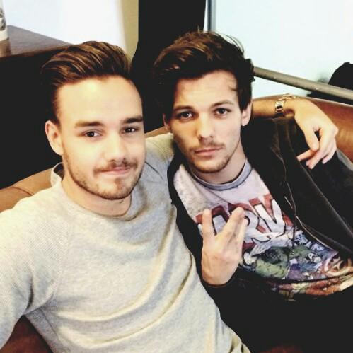 delicatelivie's tweet image. Poste fotos dos seus crush e marque 10 pessoas pra fazer o mesmo com a tag #VoteOneDirection #KCA