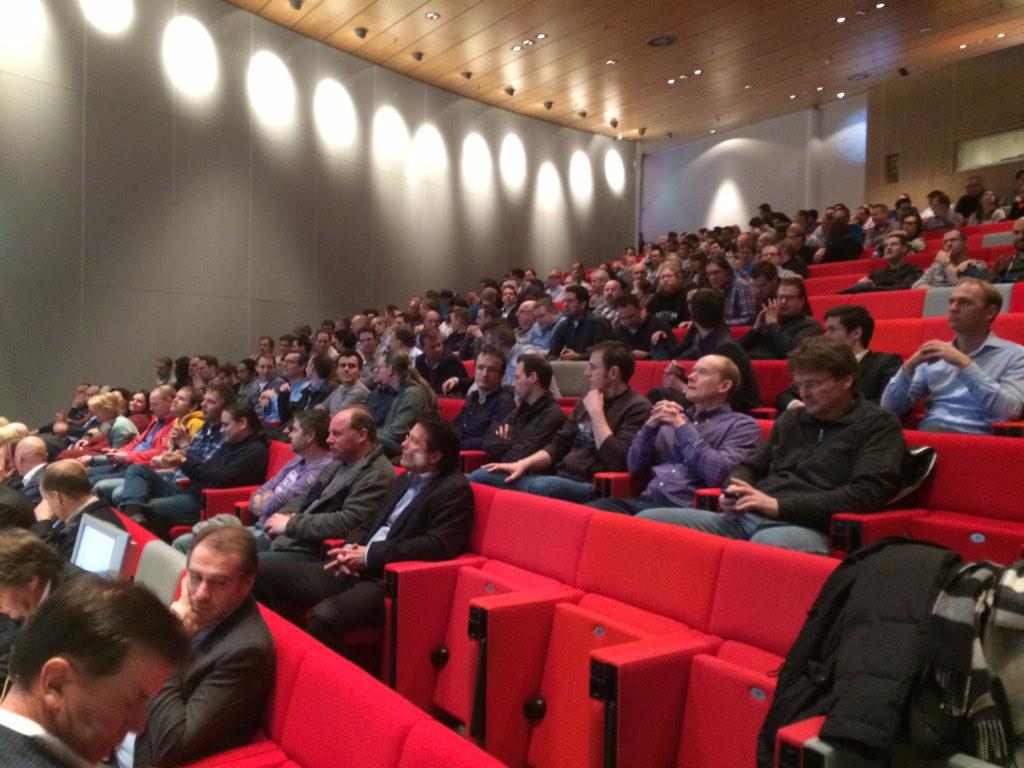 NSPYRE_nl's tweet photo. Volle zaal @hightechcampus waar @Altran zich voorstelt aan de nieuwe medewerkers van Nspyre. http://t.co/kdPZU9X9Rd