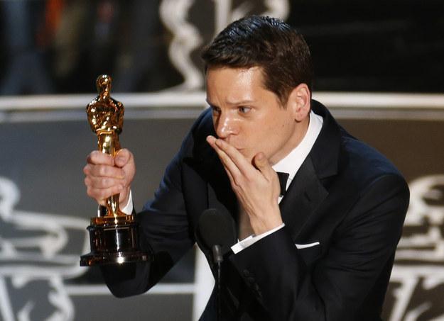 NOH8Campaign's tweet image. “Stay weird. Stay different.” Watch #ImitationGame writer Graham Moore's moving #Oscars plea: bzfd.it/1EIHxuv