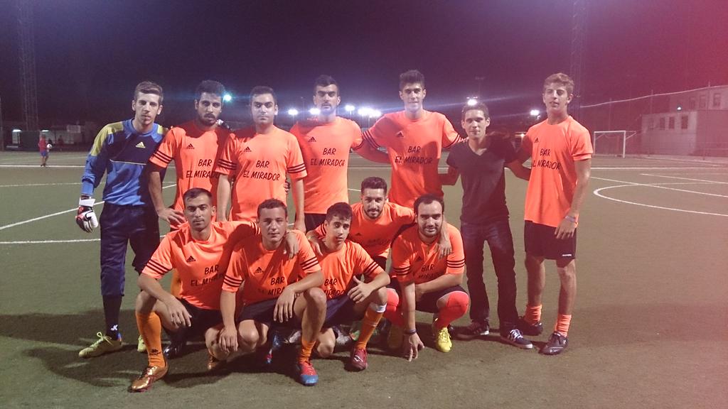 TROFEOCHICHARO's tweet photo. Foto Portada de hoy es:
PICHONES F.C.
@pichonesf_c http://t.co/m2Arz1NF2e