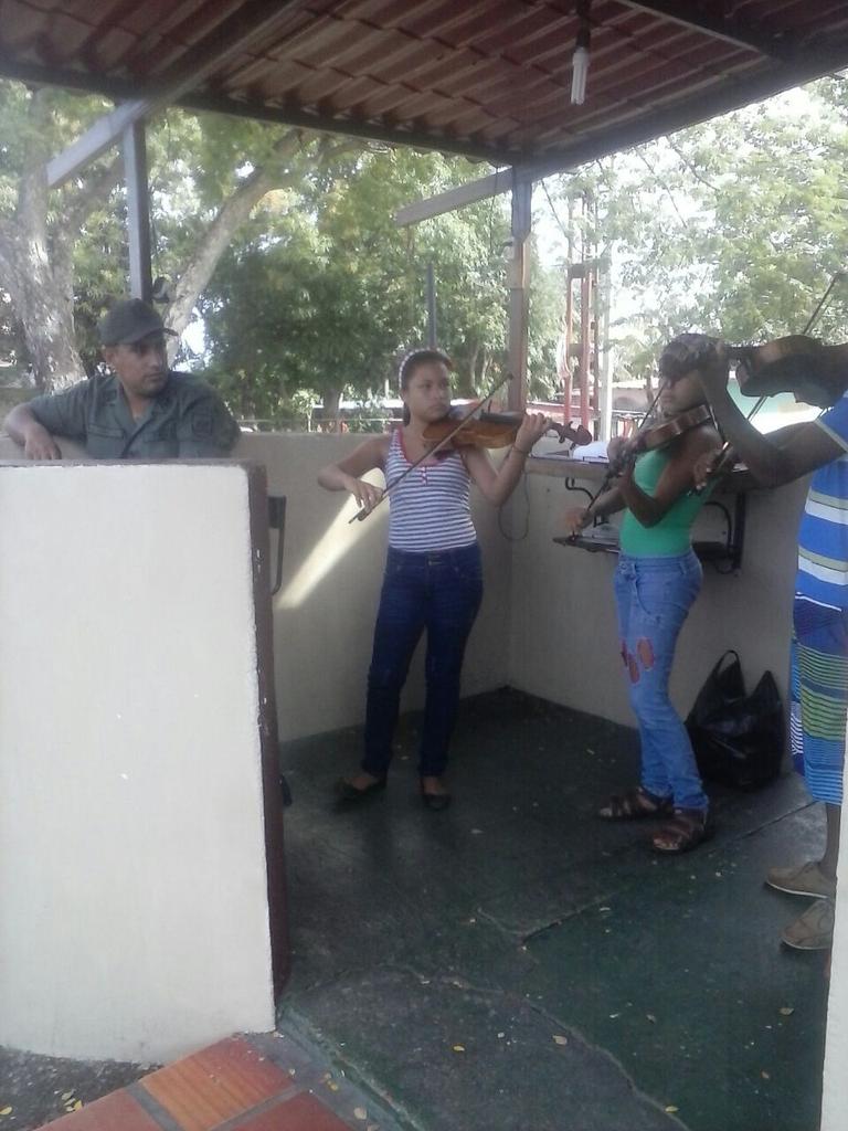 NucleoCamaguan's tweet photo. Trío d violines y viola tocan en punto d control de la Guardia Nacional @SistemaGuarico @elsistema #ElSistemaCumple40 http://t.co/ujkX7sRrg5