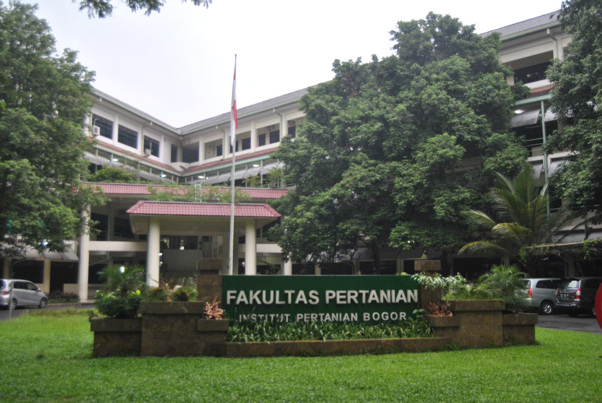 nah, inilah gedung Fakultas Pertanian IPB. asri dan rindang ya bangunannya