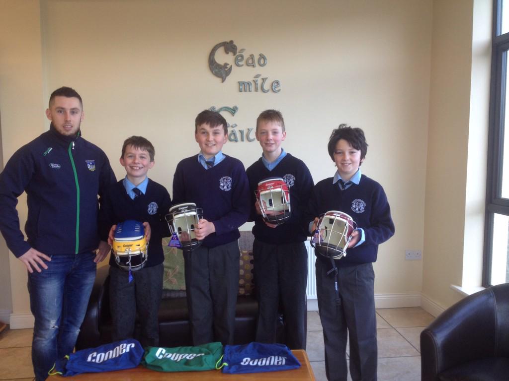 Presenting Scoil Naomh Iosaf principal Barry O'Riordan&amp;students 2day wit 20helmets. Get in touch 4 great bulk offers!