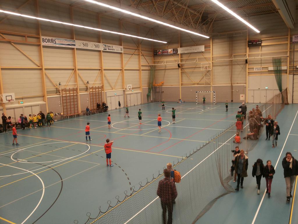 Gezellige drukte bij ons met schoolvoetbal voor basisonderwijs kids. @NVSRO @BinnensportSRO <a href="/WeltenMichael/">Spegetio</a>