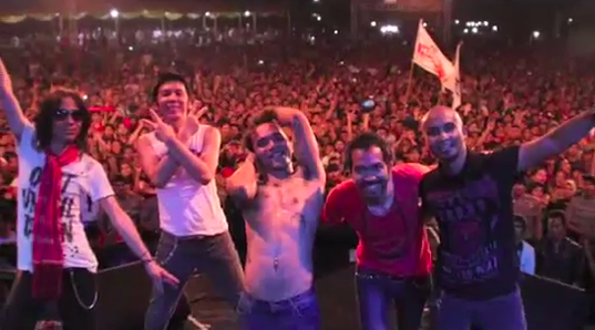 Senggol_Croot's tweet photo. Vocalis slank memang bikin ngga kuat kalo nyanyi udah lepas baju.. http://t.co/HEvSUnB3US
