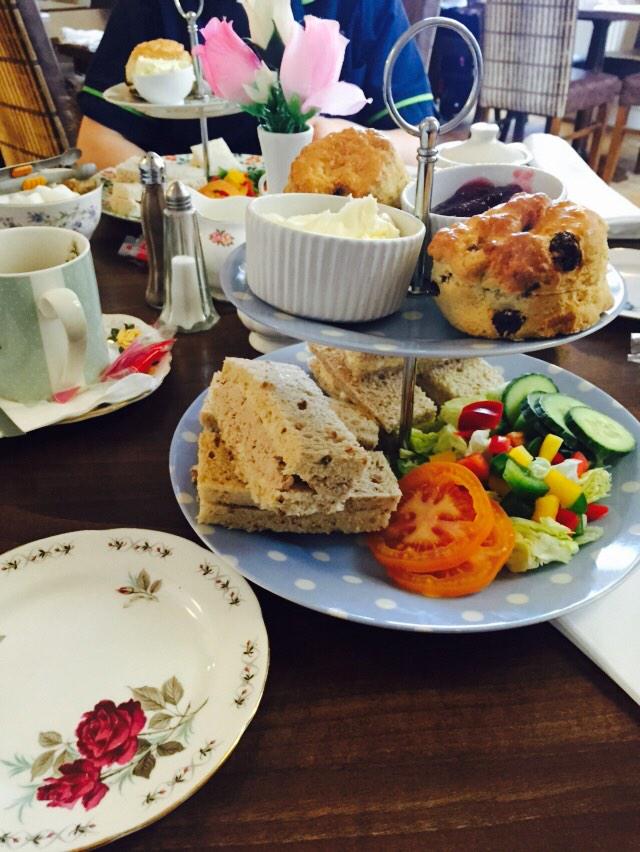 Afternoon tea with @Jessica_baaby and momma. #PreGym 🙈😳