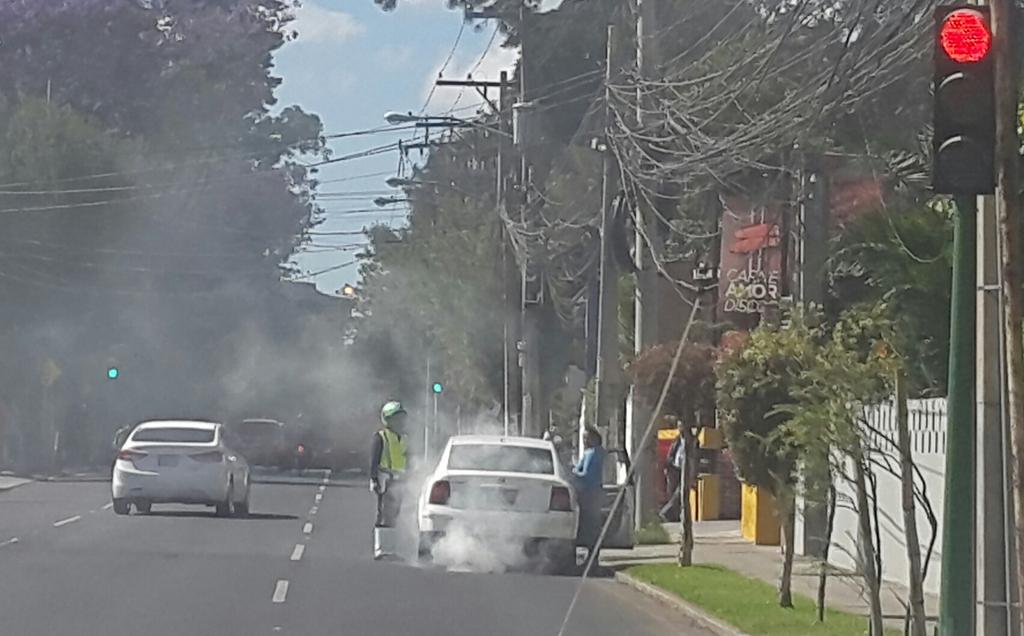 prensa_libre's tweet photo. #OjoDelLectorPL| Vehículos contaminan el ambiente. Foto: @mi_bella_ciudad, más en http://t.co/46lviqVDH8 http://t.co/YACT8I9bqq