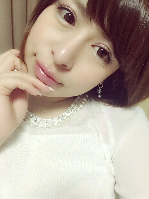 ふお〜 たまには、自撮りも♡♡ ご飯の画像ばっかりでしたし(笑) と、思って自撮りしたら久しぶりすぎて 首折れたみたいになったよ♡♡ぼきっ http://t.co/VYdq5LbKYC