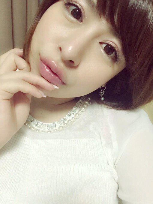 ふお〜 たまには、自撮りも♡♡ ご飯の画像ばっかりでしたし(笑) と、思って自撮りしたら久しぶりすぎて 首折れたみたいになったよ♡♡ぼきっ http://t.co/VYdq5LbKYC