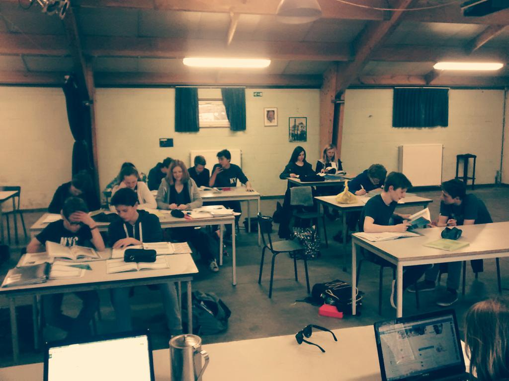 GiversSintPol's tweet photo. Er wordt vlijtig gestudeerd onder toezicht van studiemeesteressen Tine en Marie http://t.co/pGAs4q3DQE