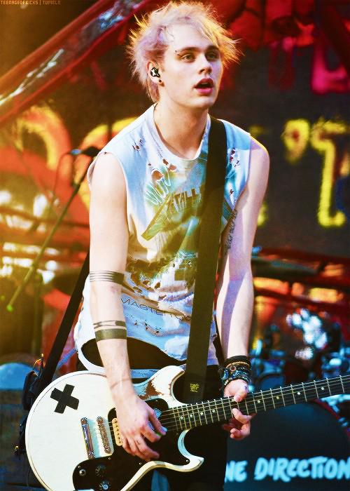 thomashood_'s tweet photo. "@5sosworldalerts: RT IF YOU'RE A MICHAEL GIRL
Quote, Rt, Reply

#vote5sos #kca http://t.co/ABNiCVjcZC"