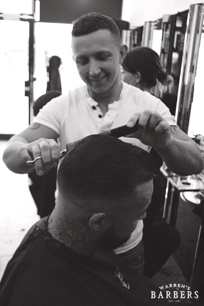 WarrensBarbers's tweet photo. Action shot of yours truly showing everyday good vibes #Barber  #BarbersTales @BarberConnect @ModernBarberMag http://t.co/pS3tSLEakC
