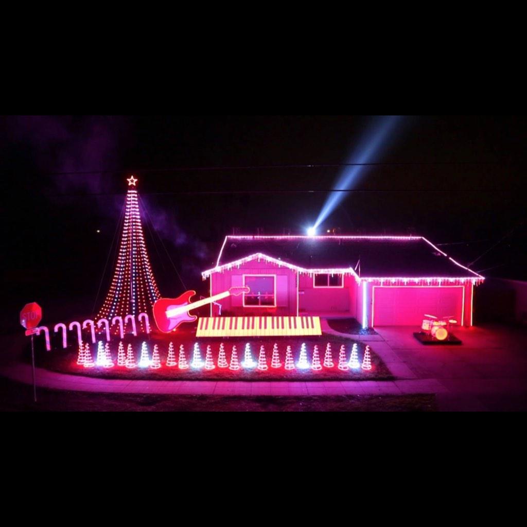 LEDStripIdeas's tweet image. Check out how Star Wars, Christmas Lights &amp;amp; #ledstrips come together! #led ledstriplightideas.com/inspiration/20…