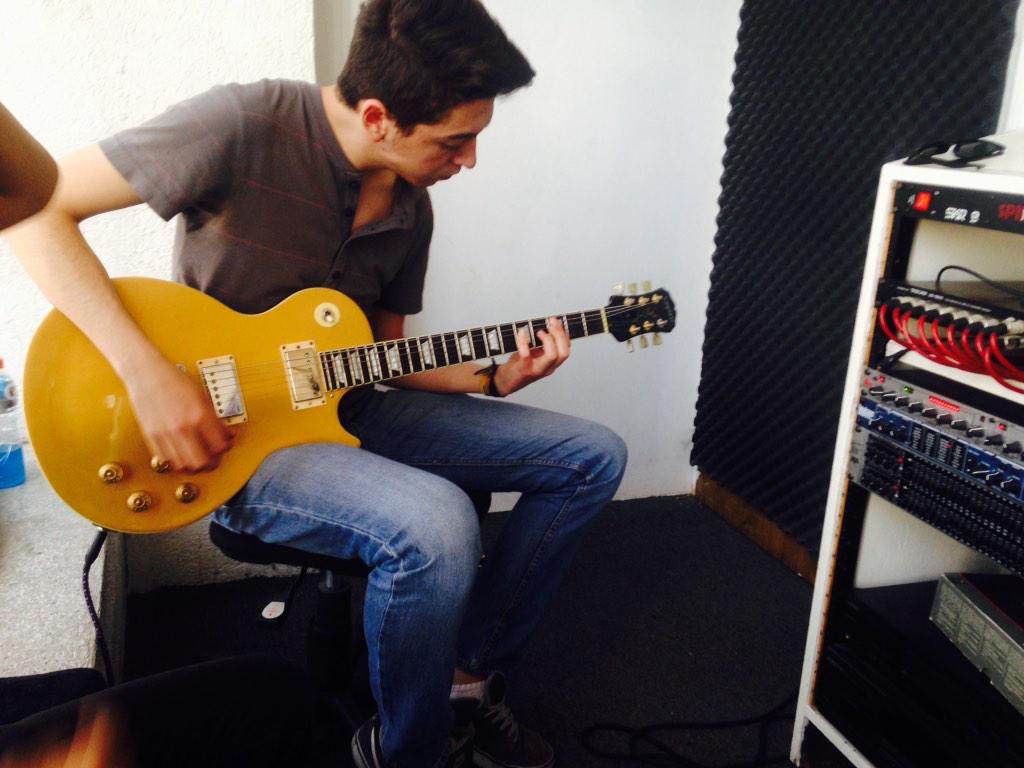 BuffaloRecmx's tweet photo. Sesiones de guitarra con @LSD_Oficial ya casi listas. Ya se viene la@parte final con la voz. #BuffaloRocks 🎼🎶🎤🎸 http://t.co/IklUrH6j5d