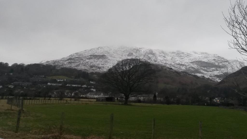 SouthLakesPol's tweet photo. Very wintery @Coniston this afternoon and the Old Man looks freezing! Hope no call outs for MRT tonight! #pcso5319 http://t.co/WSISg4dQhb