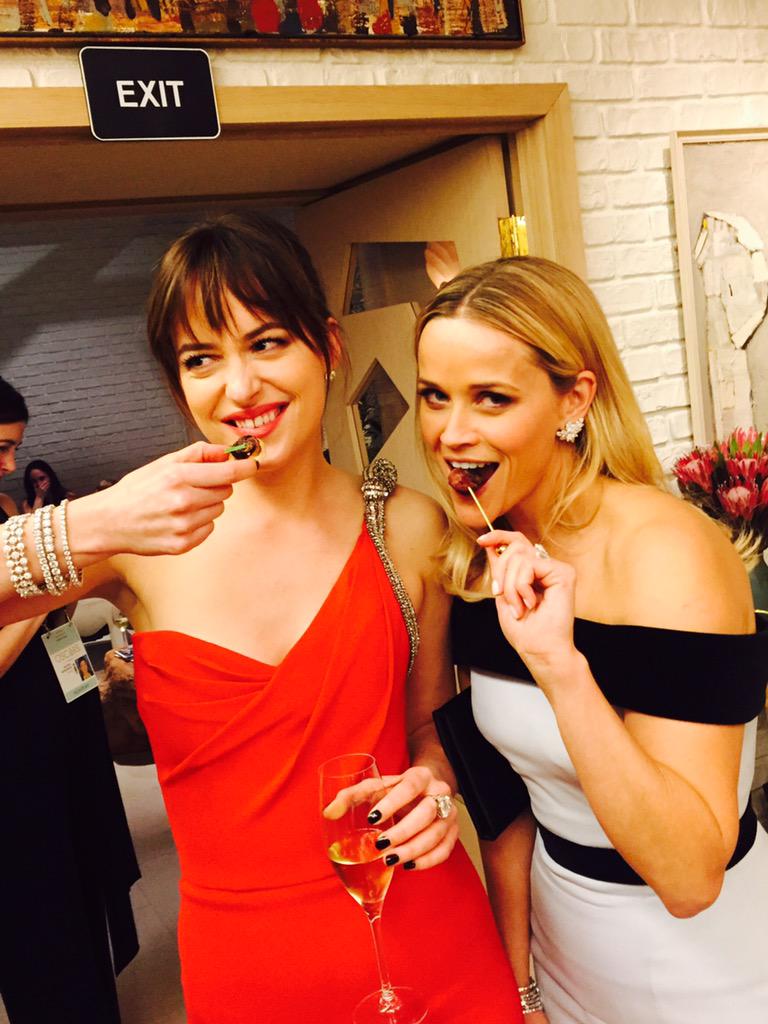 ReeseW's tweet image. 50 shades of #grazing... #Horsdoeuvres 😉#AboutLastNight #Oscars #DakotaJohnson