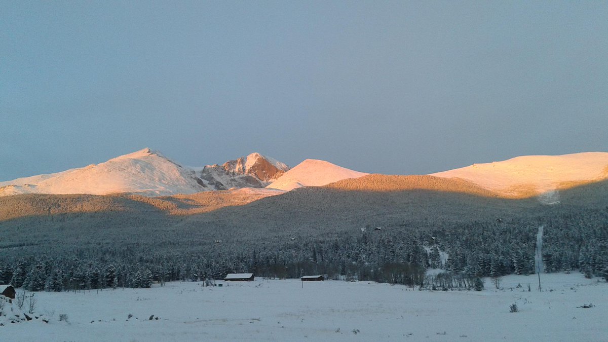 WildWeddings's tweet photo. Great photo taken on the way into work from Estes Park! Longs Peak is stunning with fresh snowfall! #LongsPeak #CO http://t.co/zldkbZbViT