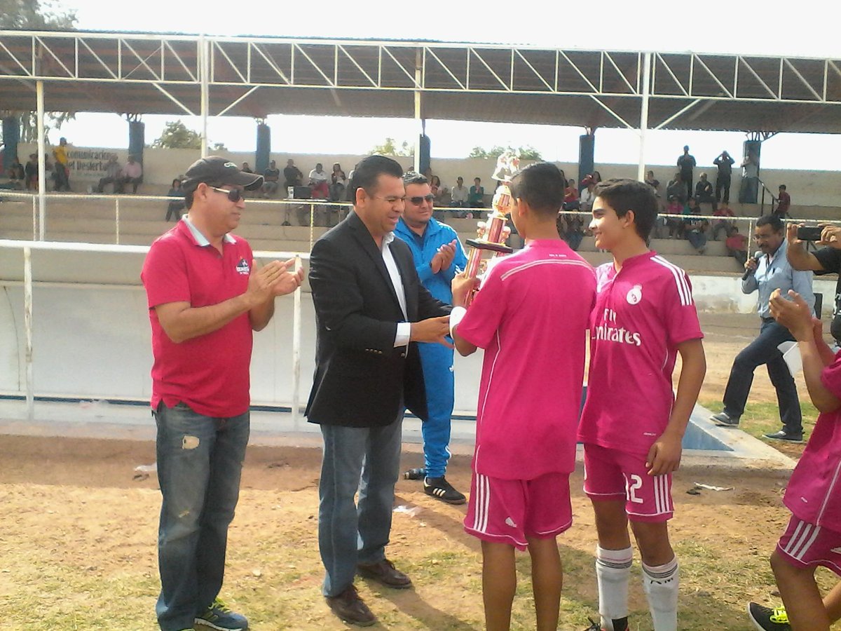 Heroescaborca's tweet photo. Hermosillo recibiendo el trofeo de campenoes 
enhorabuena felicidades http://t.co/8OcB45cVb5