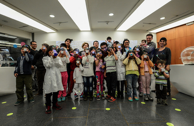 proyectocasaB's tweet photo. 20 familias asistieron al taller #miprimerespectógrafo dictado por #paisajesestereoplanetarios  en @planetariobt http://t.co/oPM2sVeE9a
