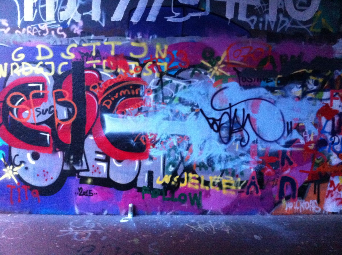 Vandaag de blik op afval bij #anderskijken . Reden genoeg om de lang geplande foto te maken van de graffiti wand.