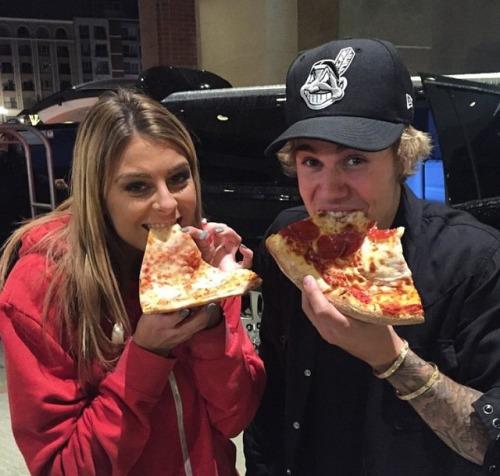 Updates4JB's tweet image. Justin eating pizza!
