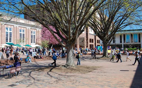 UNCAdmissions's tweet photo. The Pit is practically the heartbeat of campus life. Learn how on today's #TarHeelBlog http://t.co/72wN49ShHT http://t.co/NEfZU6Rdzl